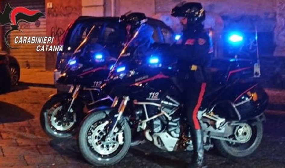 Inseguimento ad alta tensione sul lungomare di Catania, due sospetti pusher in fuga presi dai carabinieri e denunciati