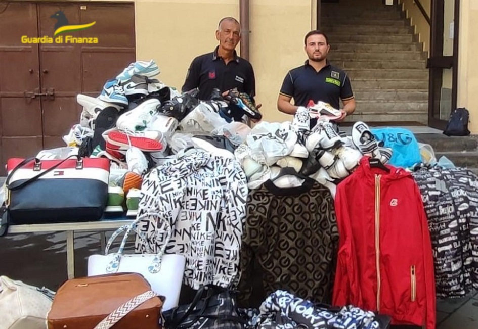 Blitz della finanza alla “Fera o luni” di Catania per il contrasto alla contraffazione, in fuga gli ambulanti tre le bancarelle