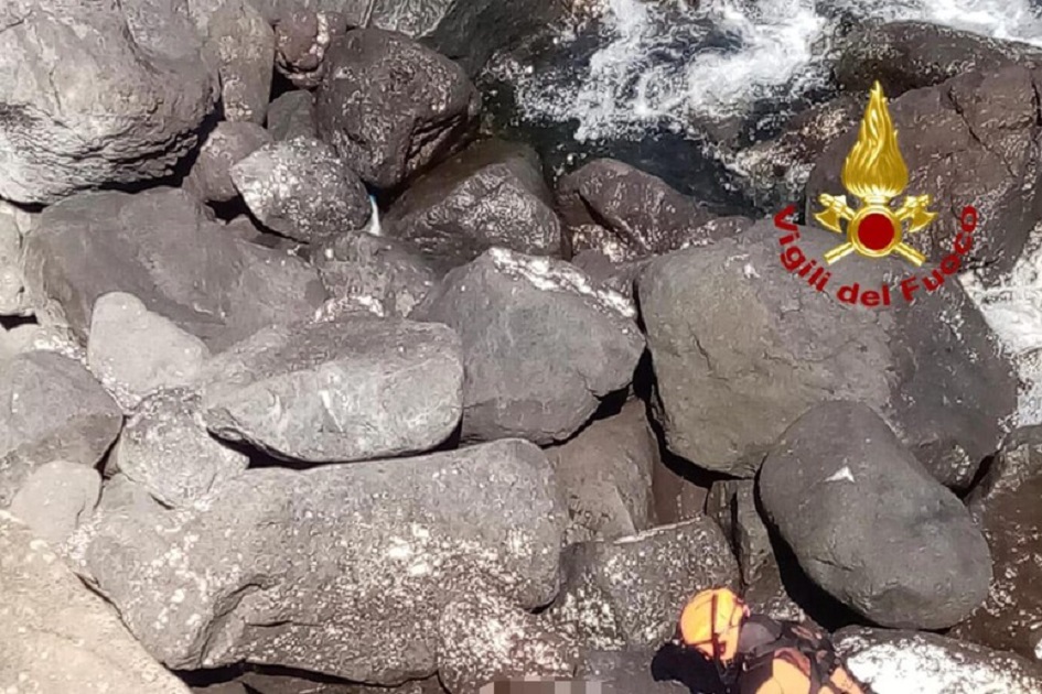 Rivenuto il cadavere di una donna sugli scogli sottostanti la stazione di Catania, avviate indagini per capire cosa sia accaduto