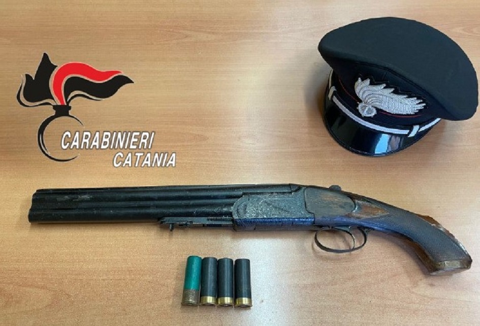 Con il suo inseparabile fucile a canne mozze nella comunità dove era stato spedito in libertà vigilata, arrestato giovane nel Catanese