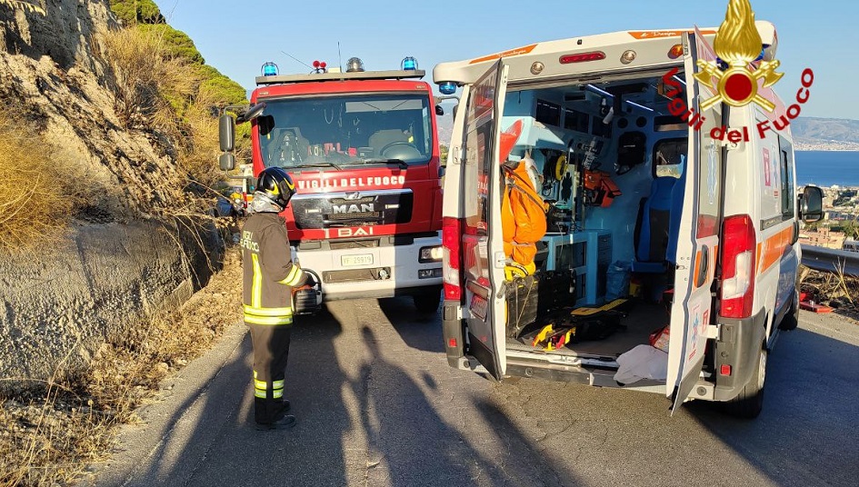 Fuori strada con la moto, gamba resta incastrata nel guardrail