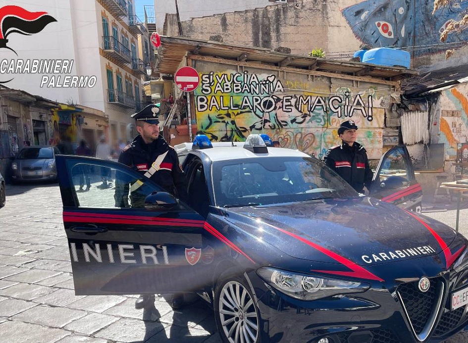Giovane rapinata a Palermo, presa a colpi di bottiglia per strapparle il telefono, dopo un inseguimento scattano due arresti