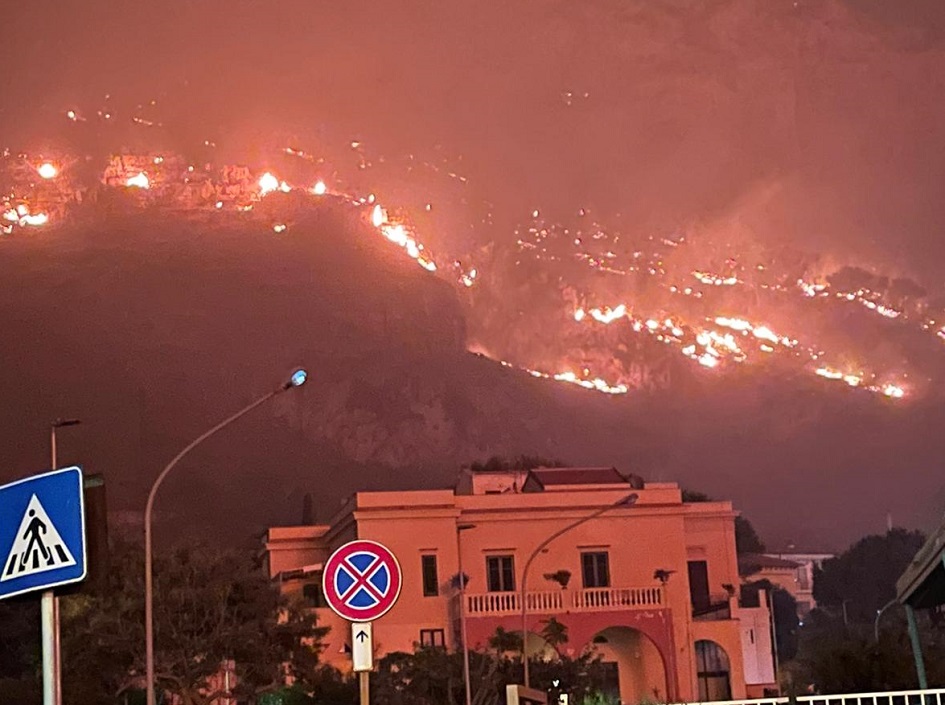 Il presidente della Regione ha chiesto l’invio di vigili del fuoco da altre regioni d’Italia per fronteggiare l’attuale emergenza