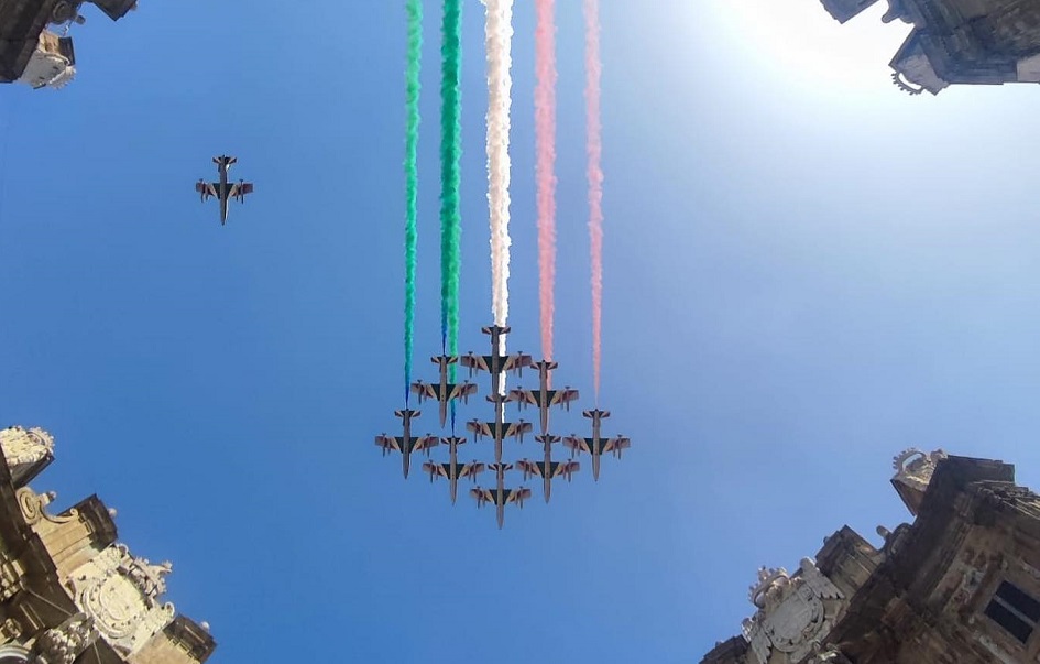 Grande spettacolo con le frecce tricolore che hanno sorvolato i cieli Palermitani, ieri record di presenze a Scicli