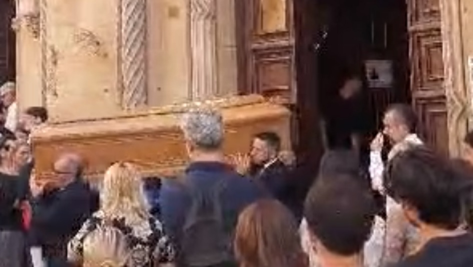 In tanti ai funerali a Palermo di Gabriele Naccari, il giovane morto carbonizzato dopo un incidente nella zona della Favorita