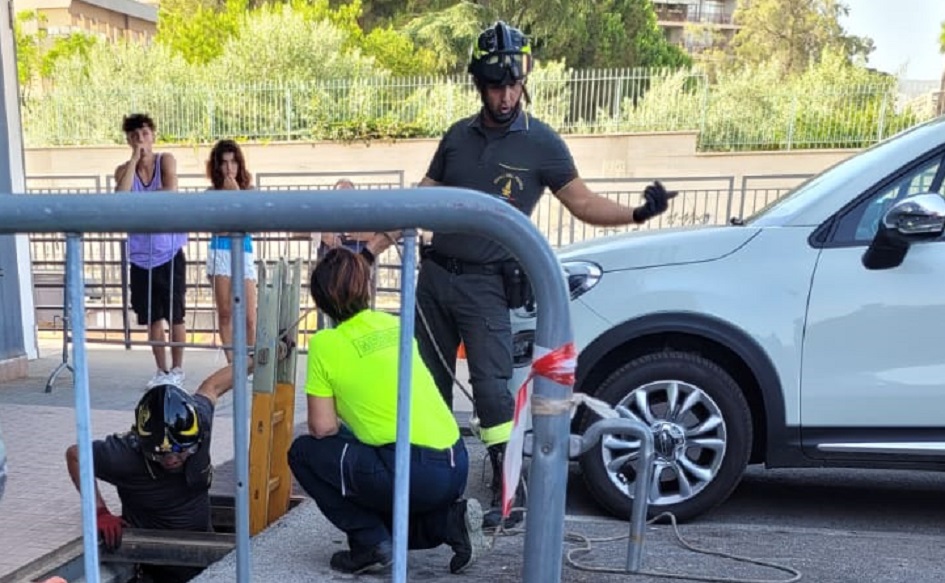 Una ragazzina sprofonda nei sotterranei di un centro commerciale a Palermo, sono cedute le grate in metallo sulle quali stava camminando