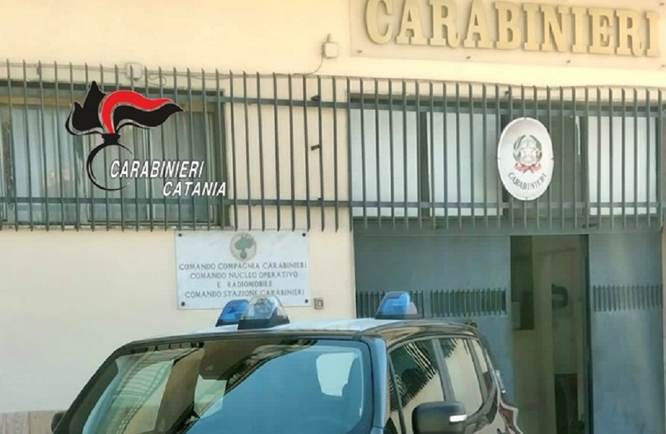 Con l’auto dell’amico in giro in piena notte a Catania per spacciare droga, i carabinieri scoprono tutto e l’arrestano