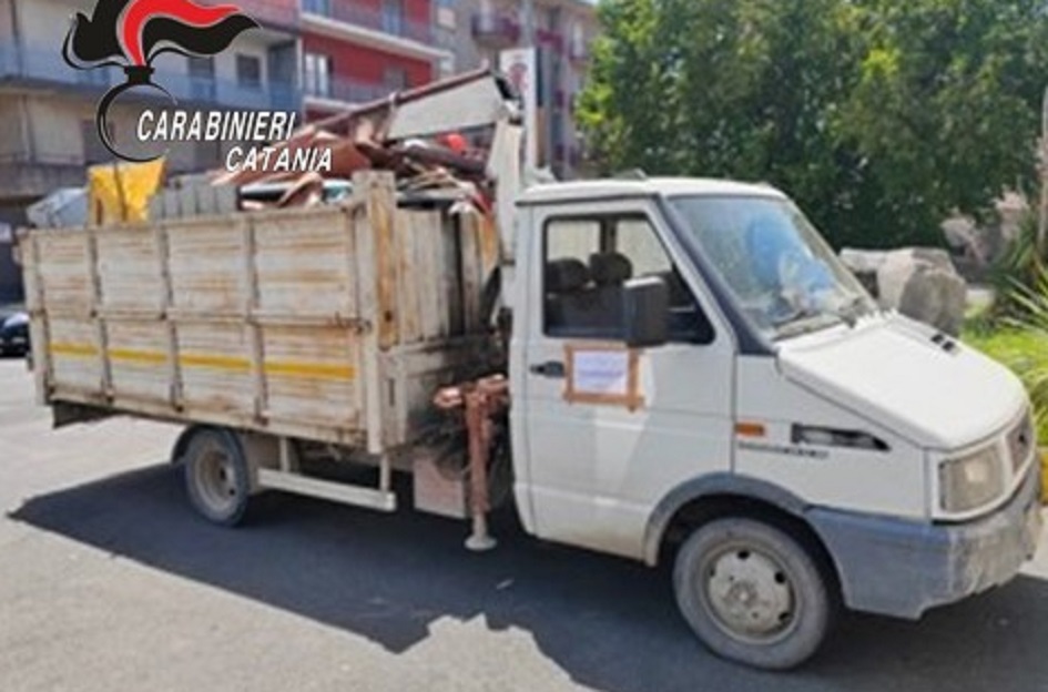 Trasportavano rifiuti speciali in un camion nel Catanese, i carabinieri denunciano padre e figlio con precedenti