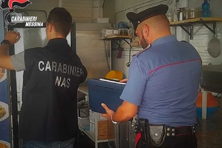 Gravi carenze igieniche nei locali della cucina, nel Messinese i Nas hanno chiuso un lido e denunciato il titolare