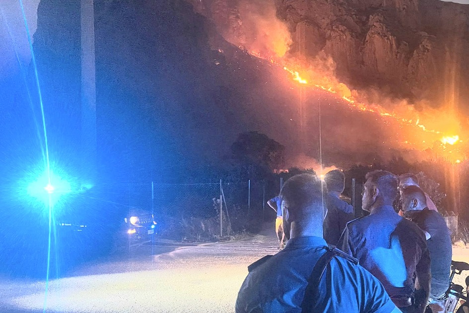 Emergenza incendi tra il Palermitano e il Trapanese, evacuati case, villaggio turistico e persino un santuario lambito dalle fiamme