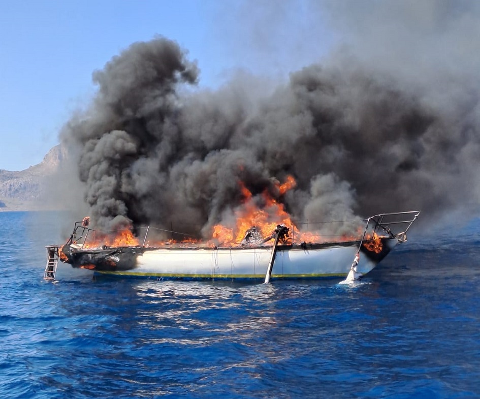 Sette diportisti salvati nel mare Trapanese, una barca a vela va a fuoco e un semicabinato rimane in balìa delle onde
