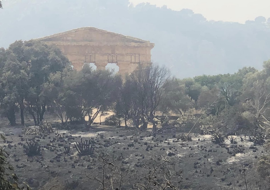 La Sicilia incassa i primi aiuti dallo Stato dopo i devastanti incendi di questi ultimi giorni, stagione turistica a forte rischio