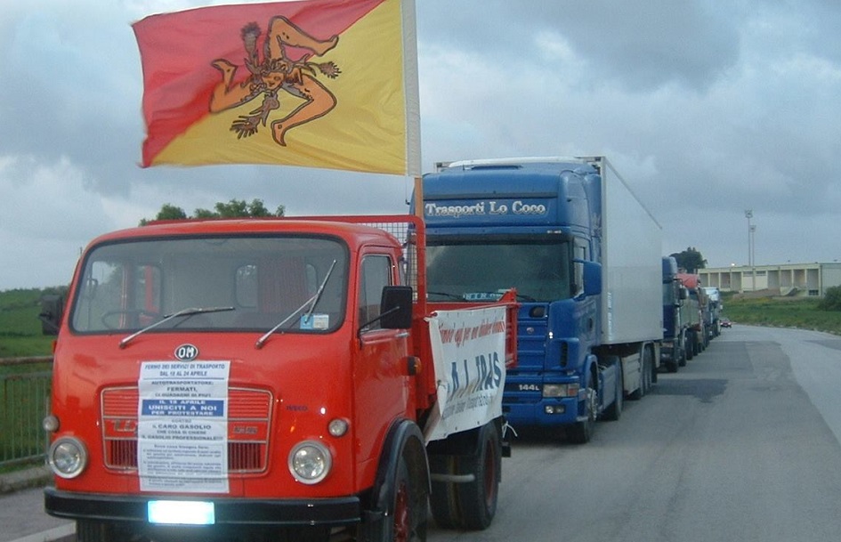 La protesta degli autotrasportatori siciliani per la mancata erogazione del Marebonus, tir fermi dal 4 all’8 agosto