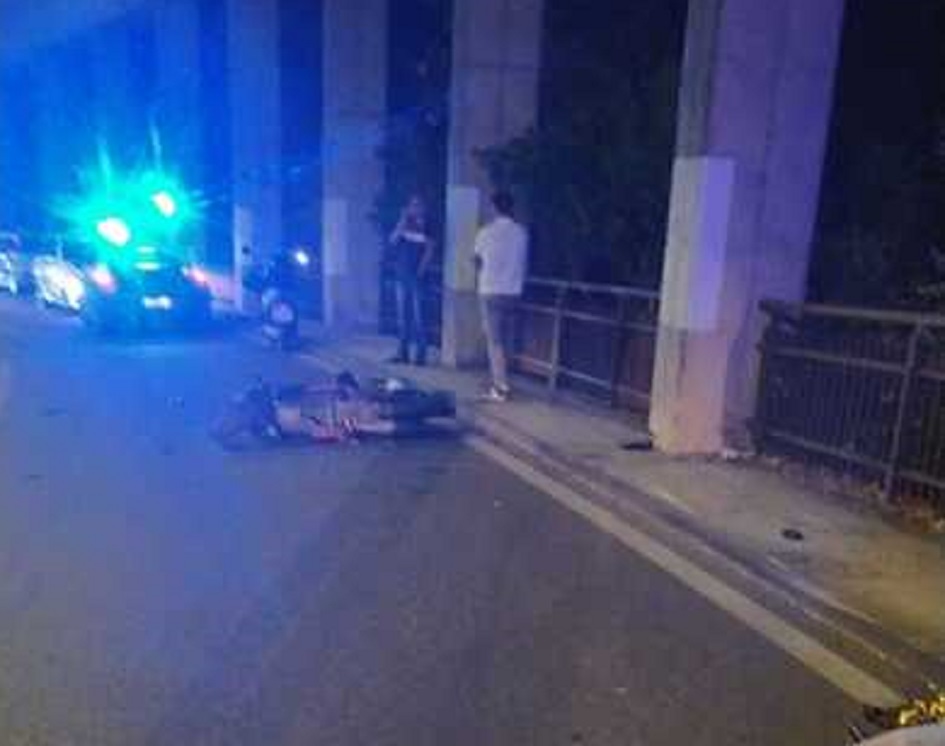 Muore in un incidente in sella ad uno scooter nel Messinese, giovane turista si schianta contro un pilastro