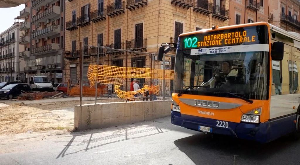 Tappo cantiere collettore fognario via Roma autobus 102