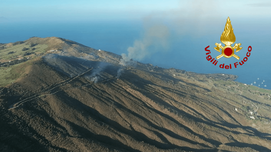 Incendi in netto calo in Sicilia con il calo delle temperature, domato anche l’ultimo grande rogo sull’isola di Vulcano