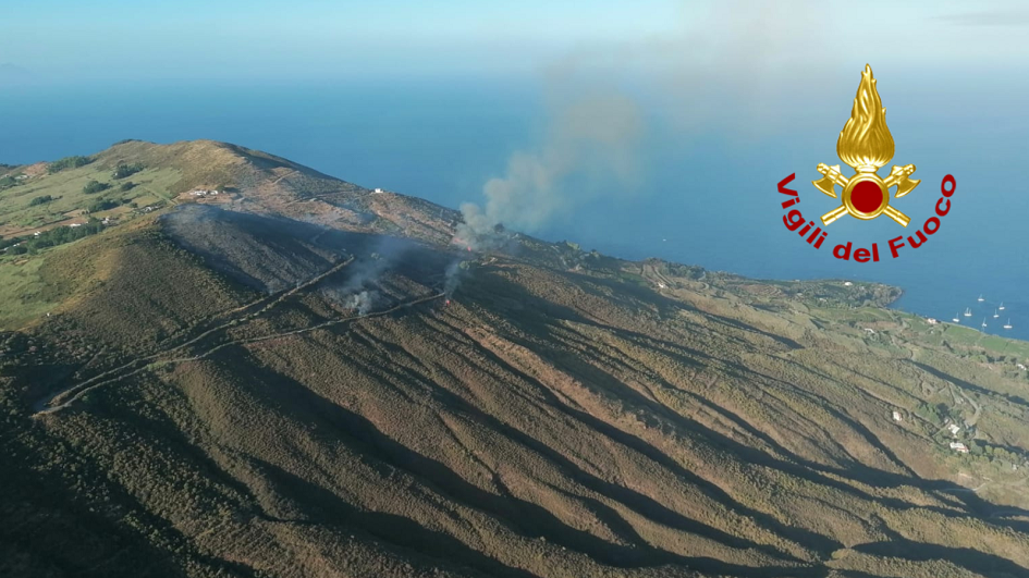 Incendi in netto calo in Sicilia con il calo delle temperature, domato anche l’ultimo grande rogo sull’isola di Vulcano