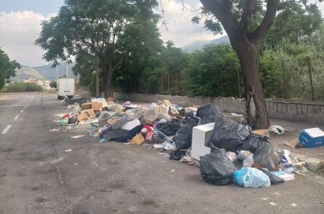 Rifiuti abbandonati in via Kolbe, Palermo 