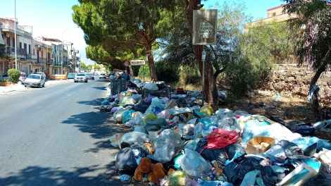 Palermo, via Messina Marine invasa dai rifiuti