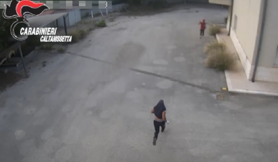 Tentato omicidio nei confronti di un agricoltore, estorsioni e armi a Gela, blitz dei carabinieri all’alba con 5 indagati