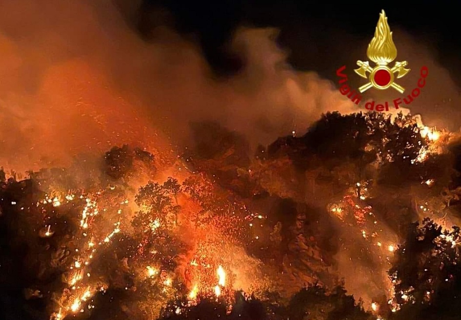 Incendi sulle montagne del Palermitano ancora dopo 36 ore, all’alba sono tornati in azione i canadair per arginare le fiamme