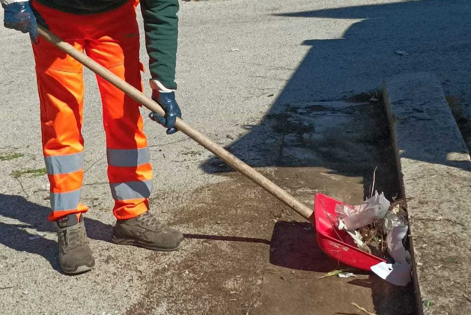 Un ambulante prende a calci un operatore ecologico a Partinico, era stato rimproverato di non gettare rifiuti per strada