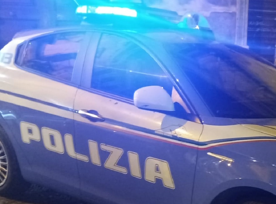 Borseggiatore arrestato a Catania, aggredisce con violenza una donna e tenta la fuga, inseguito e arrestato dalla polizia