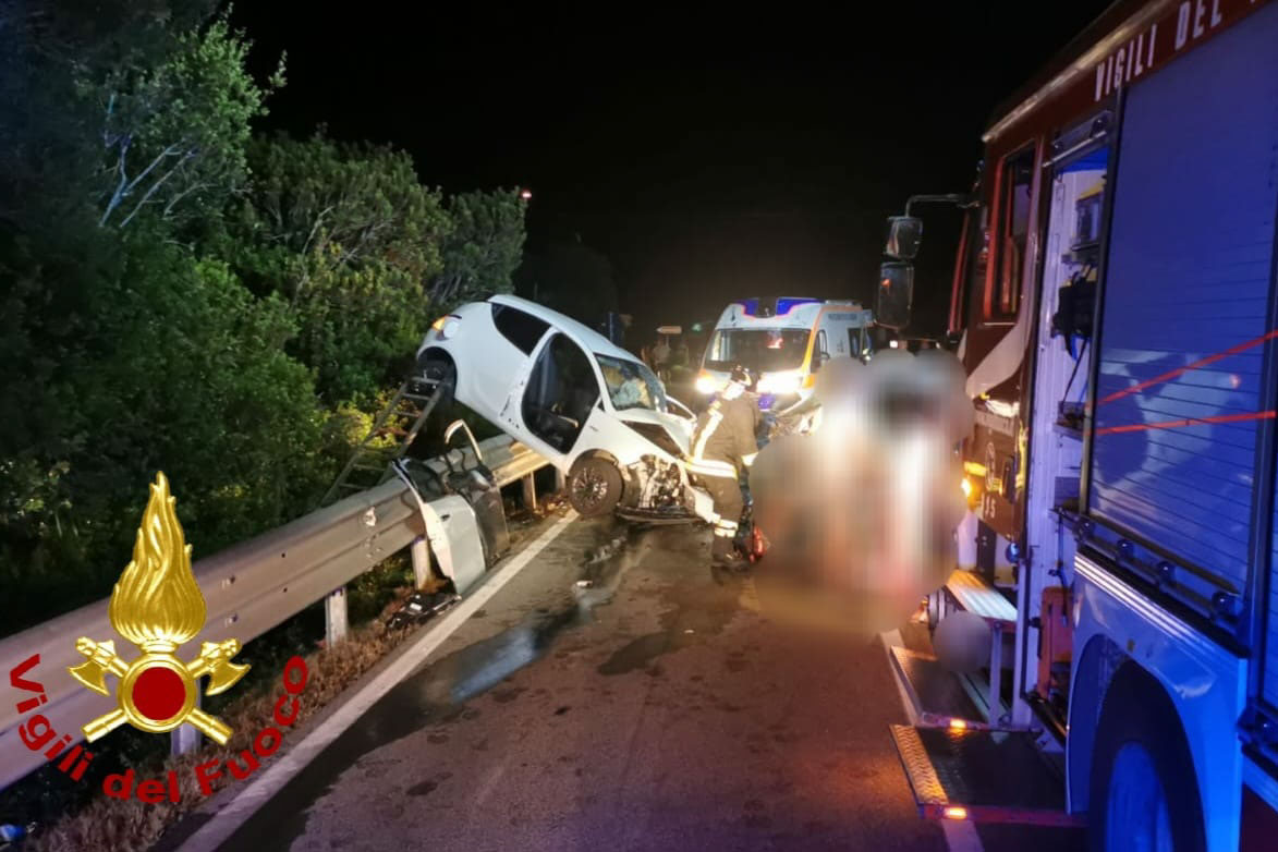 Scontro frontale tra auto, due donne morte e due feriti