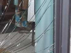 Furto con spaccata in viale Strasburgo, distrutta una vetrina di un negozio di borse e scarpe
