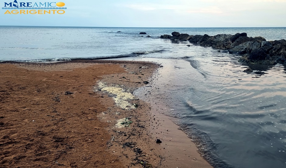 E’ allarme inquinamento lanciato da Mareamico per la zona di San Leone, intesa pioggia fa sfociare fanghi di fogne a mare