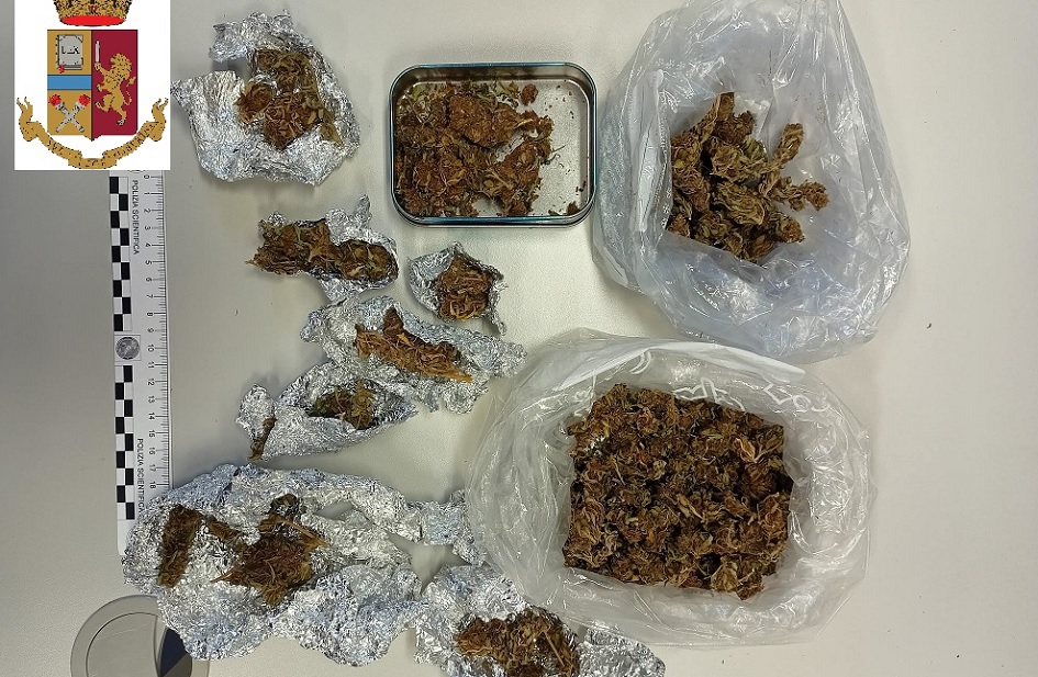 Pregiudicato incastrato dalla polizia nel Trapanese, la sua casa trovata piena zeppa di nascondigli per la droga