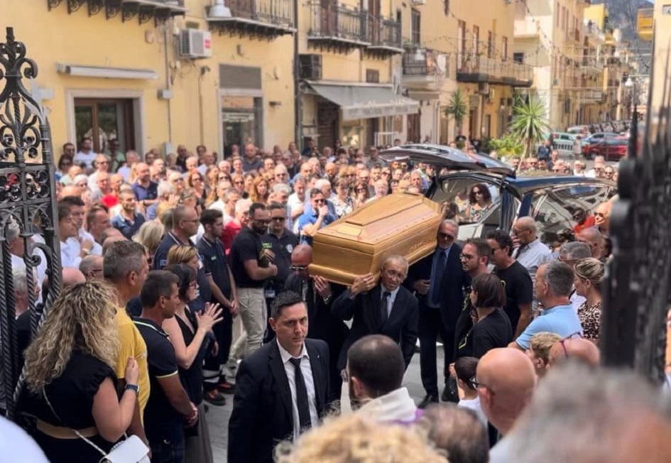 Questa mattina i funerali a Bagheria di Giovanni Fossile, il giovane vittima del tragico incidente sulla statale 626
