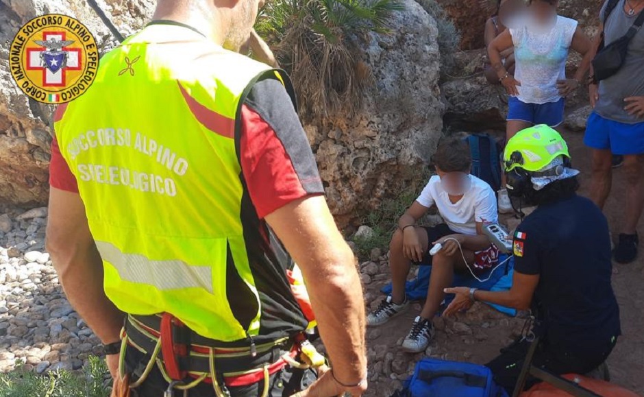 Castellammare Zingaro turista 13enne sbatte faccia scoglio soccorso 11-8-2023