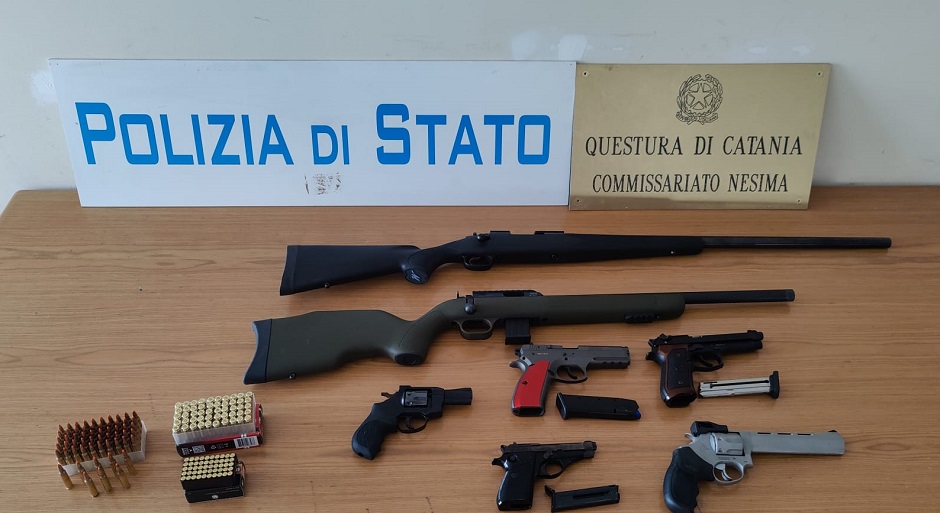 Sequestrato in un blitz dalla polizia nel Catanese un arsenale all’interno di una casa, una delle 7 armi non denunciata