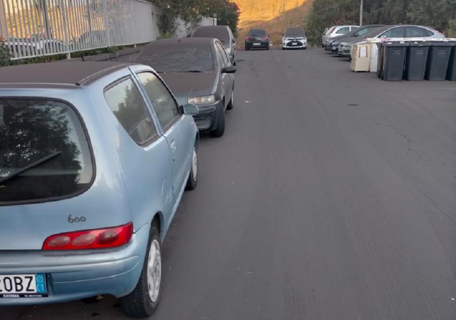 Troppa cenere nelle strade di Catania, il sindaco dispone il divieto di circolazione per moto e bici, per le auto forti limiti di velocità