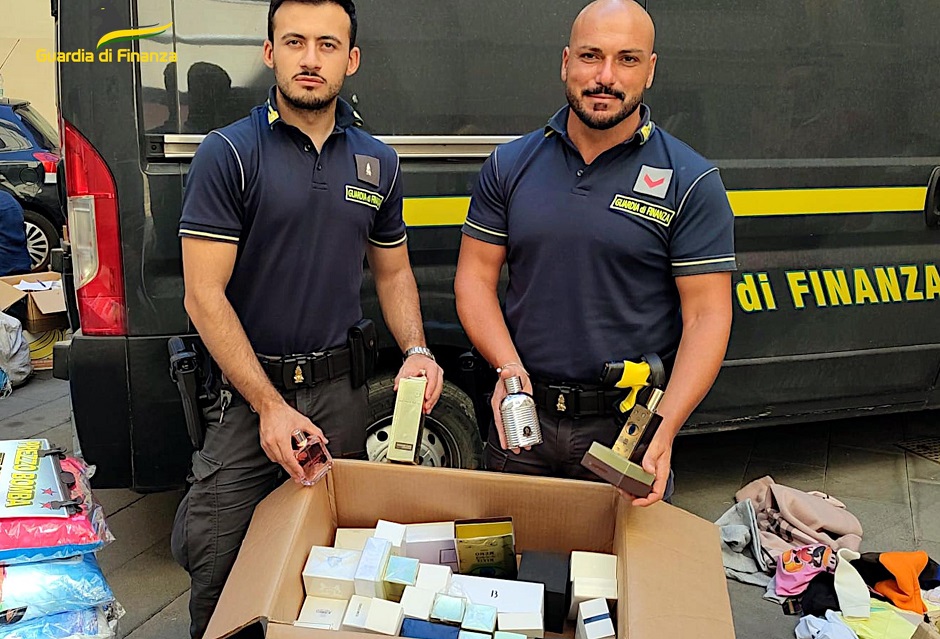 Controlli intensificati dalla finanza nel Catanese, denunce e sequestri per spaccio di droga, contraffazione ed evasione fiscale