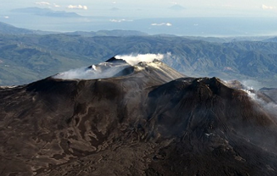 La fontana di lava si è fermata sull’Etna, adesso l’emissione di cenere è discontinua ed è in diminuzione anche il tremore