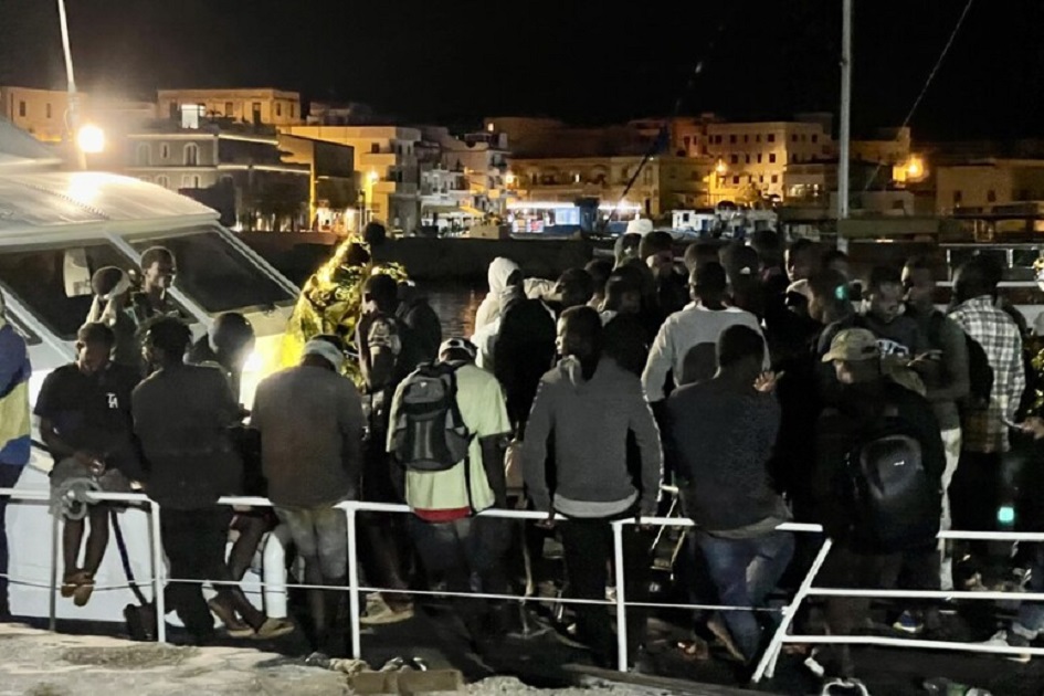 Non si fermano gli sbarchi dei migranti in Sicilia, emergenza senza fine e hotspot di Lampedusa che torna a scoppiare