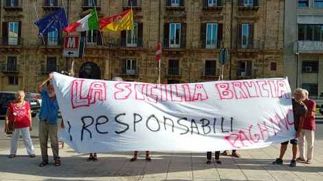 Manifestazione contro incendi Palazzo Orleans 28 agosto