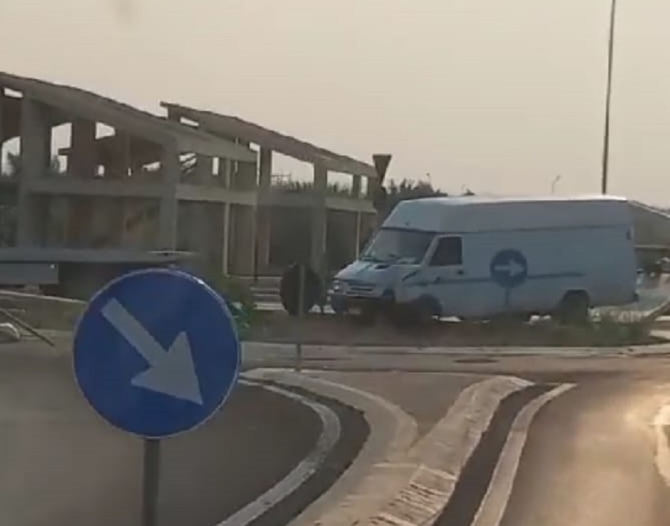 Paura nel Ragusano per un furgone a velocità che esce fuori strada, il mezzo finisce sulla rotonda spartitraffico