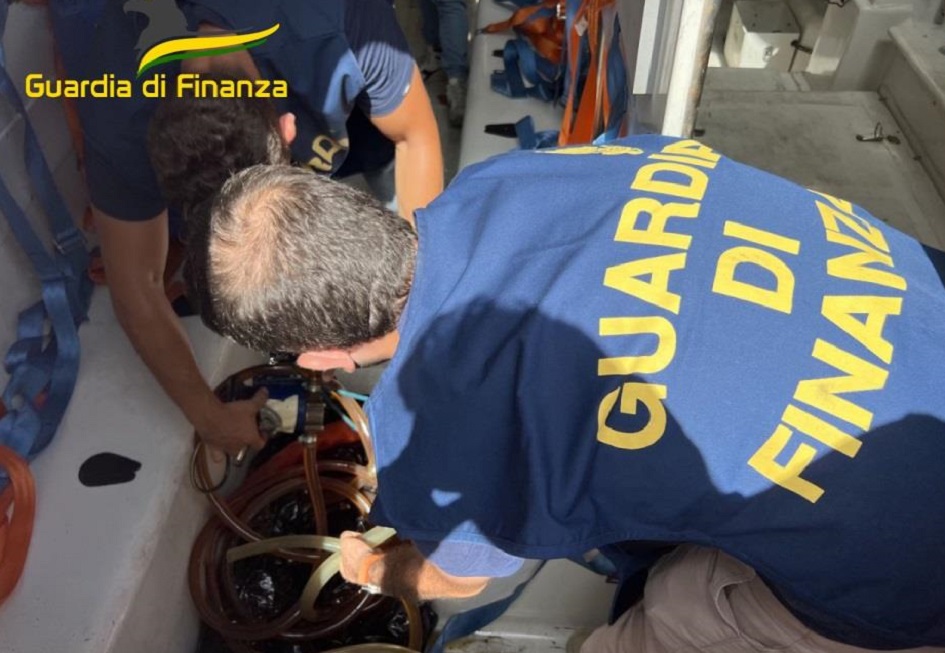 Sorpresi dai finanzieri mentre rubano olio da una motonave sequestrata al porto di Palermo, scattano due arresti in flagranza
