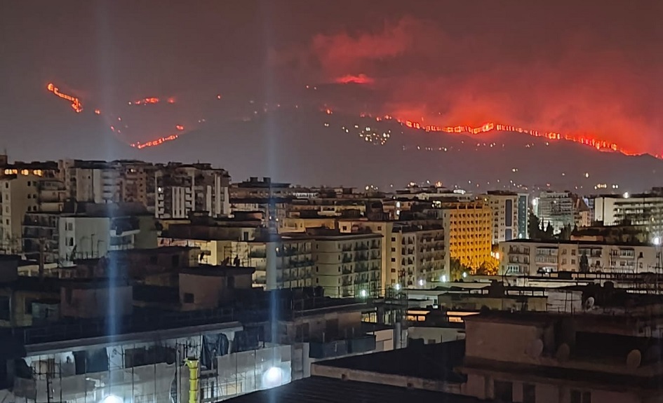 Assemblea cittadina convocata davanti al municipio di Palermo, è allarme sugli incendio e sugli effetti dell’inquinamento