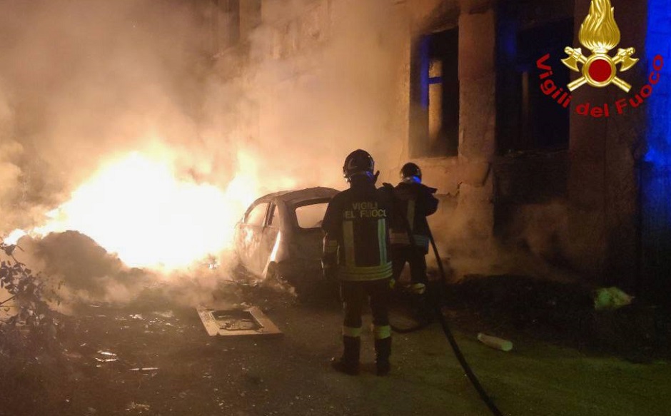 Incendio all’ex fabbrica chimica dell’Arenella a Palermo, un luogo da decenni abbandonato e ritenuto poco sicuro
