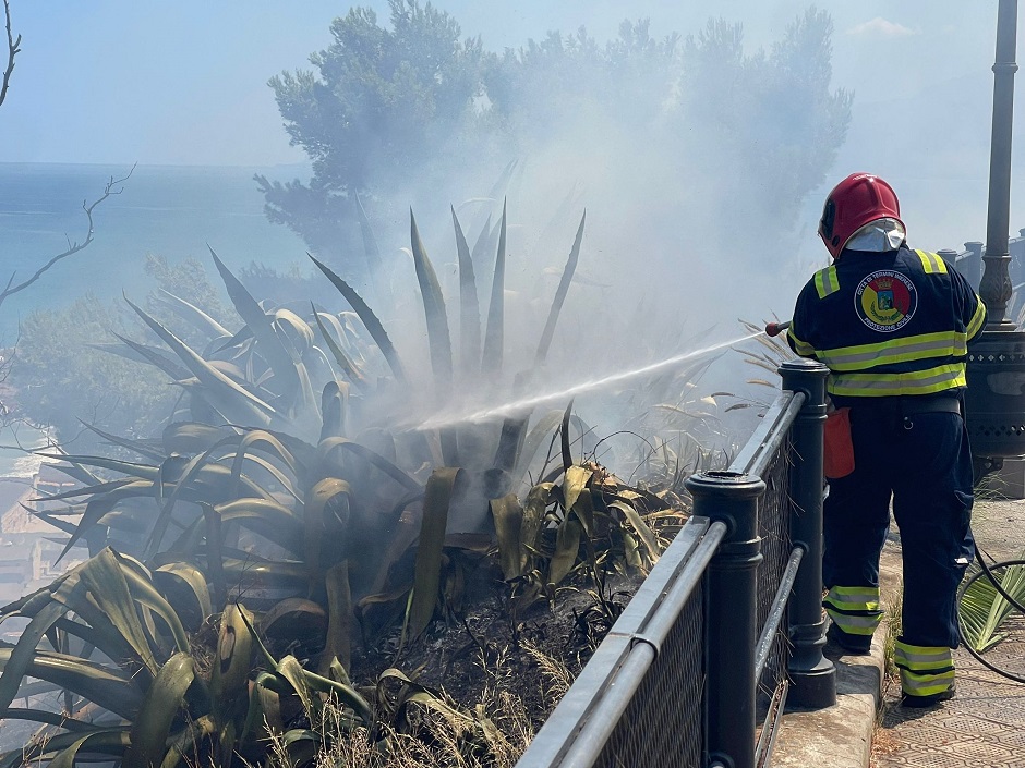 Incendio di una certa vastità al Belvedere a Termini Imerese, zona evacuata e fumo che ha invaso anche le vie circostanti