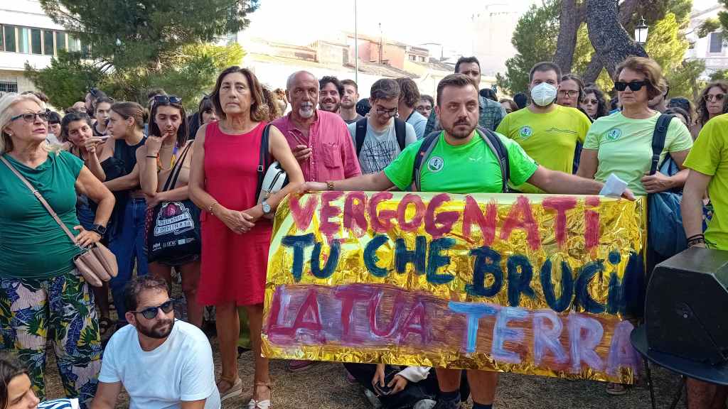 "Basta incendi", manifestazione a piazza Indipendenza