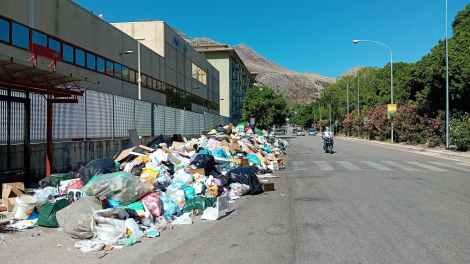 Borgo Nuovo sommersa dai rifiuti