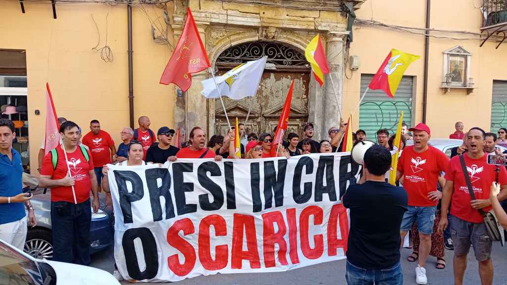Manifestazione percettori reddito uffici servizi sociali Palermo