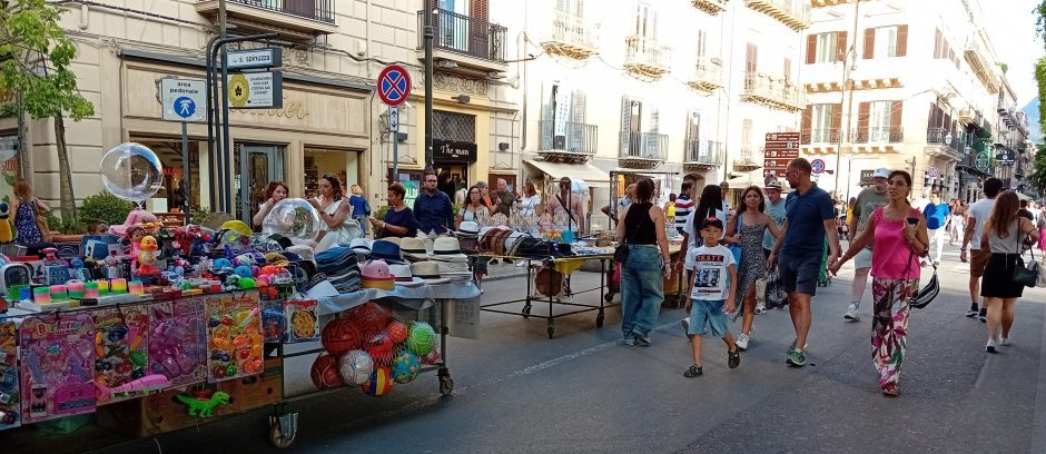 Ambulanti abusivi, piazza Verdi