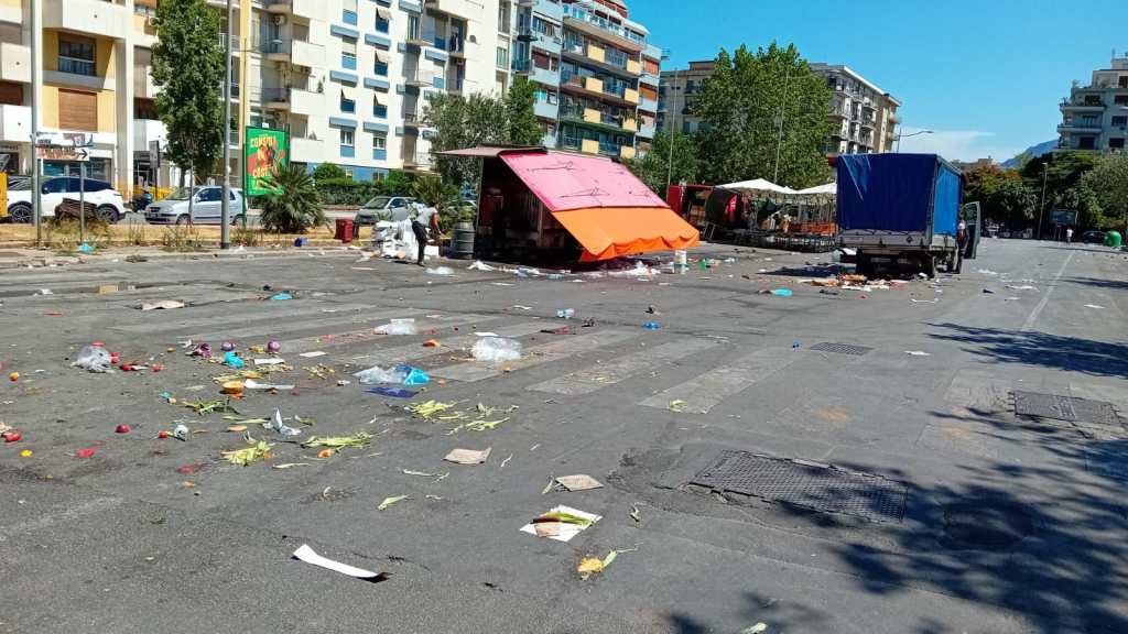 Viale Campania, rifiuti a terra post mercato