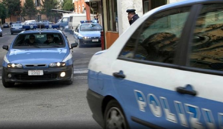 Prova a strangolare la madre rincorrendola per le strade di Catania perché vuole preparato il pranzo, arrestato dopo la tentata fuga